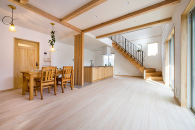 Foto di un soggiorno nordico aperto con pareti bianche, parquet chiaro e pavimento beige