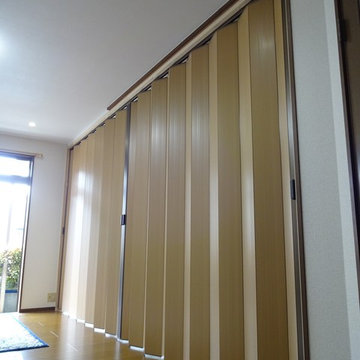 木製パネルのアコーディオンカーテン取付