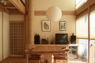 Modelo de salón abierto asiático de tamaño medio con paredes beige y suelo de madera en tonos medios