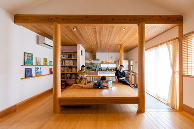 Foto de salón minimalista pequeño con suelo de madera clara