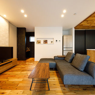 Mittelgroßes, Repräsentatives, Offenes Modernes Wohnzimmer mit weißer Wandfarbe, dunklem Holzboden, freistehendem TV und rosa Boden in Tokio Peripherie