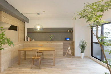 Idéer för ett modernt vardagsrum, med vita väggar och ljust trägolv