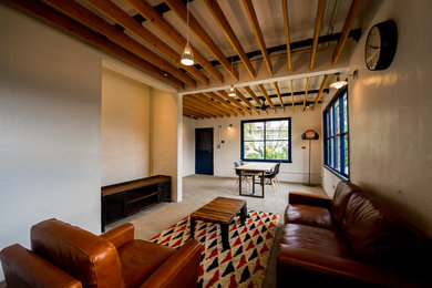 他の地域にある小さなサンタフェスタイルのおしゃれなLDK (白い壁、コンクリートの床、グレーの床、格子天井) の写真