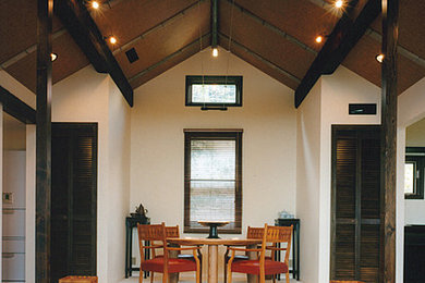 Diseño de salón abierto de estilo zen con suelo de madera oscura, marco de chimenea de baldosas y/o azulejos y suelo rojo