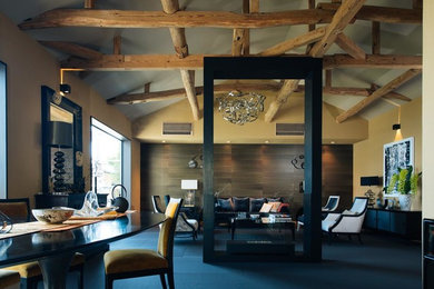 Foto de salón para visitas abierto asiático grande con paredes beige, tatami, chimenea de doble cara, marco de chimenea de madera y suelo negro