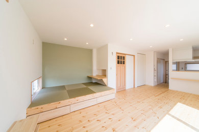 Modelo de salón abierto mediterráneo grande con paredes blancas, suelo de madera clara, suelo beige, papel pintado y papel pintado