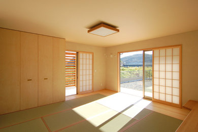 他の地域にある和風のおしゃれなLDK (白い壁、畳、暖炉なし、緑の床) の写真