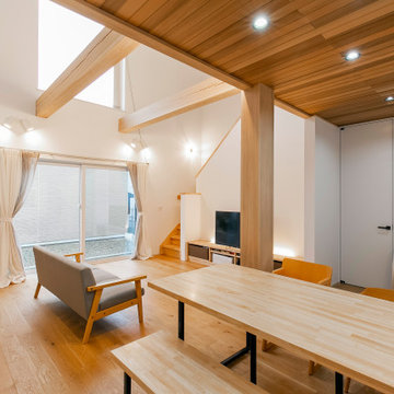 白×木目調のナチュラルデザインの家