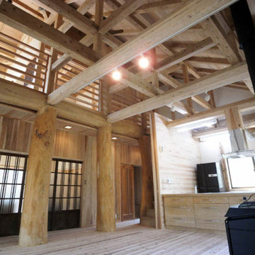 直径2尺の欅丸太柱と小屋組のある別荘