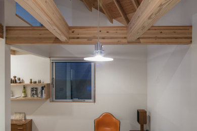 Diseño de salón tipo loft minimalista pequeño sin chimenea y televisor con paredes blancas, suelo de contrachapado y suelo marrón