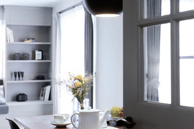 Пример оригинального дизайна: гостиная комната в скандинавском стиле с серым полом
