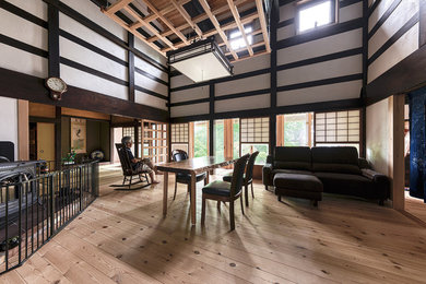 Modelo de salón de estilo zen con suelo de madera clara y marco de chimenea de ladrillo