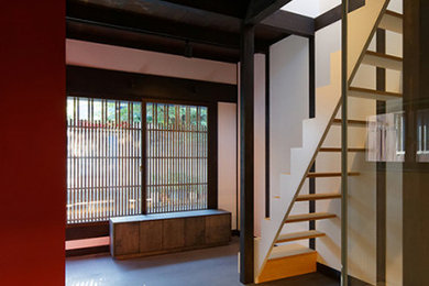京都にある和モダンなおしゃれなリビング (白い壁、コンクリートの床、黒い床、黒い天井) の写真