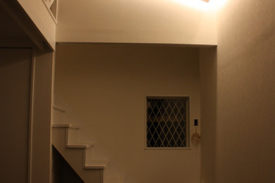 Ejemplo de salón moderno con paredes blancas, suelo de madera oscura, suelo marrón, papel pintado y papel pintado