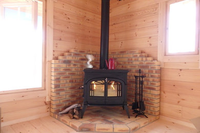 Idee per un soggiorno con stufa a legna e cornice del camino in mattoni