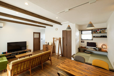 Idéer för att renovera ett mellanstort lantligt allrum med öppen planlösning, med vita väggar, mellanmörkt trägolv, en fristående TV och brunt golv