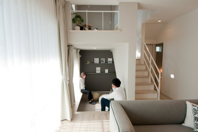 Ejemplo de salón abierto minimalista de tamaño medio con paredes grises, moqueta, suelo gris, papel pintado y papel pintado