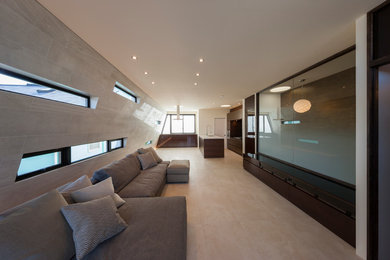 Foto de salón minimalista con paredes grises y suelo beige