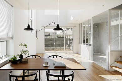 Diseño de salón abierto minimalista de tamaño medio con paredes blancas y suelo de contrachapado