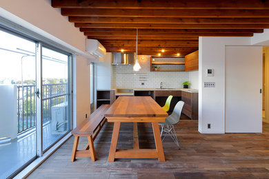 Foto de comedor minimalista con paredes blancas, suelo de madera oscura y suelo marrón