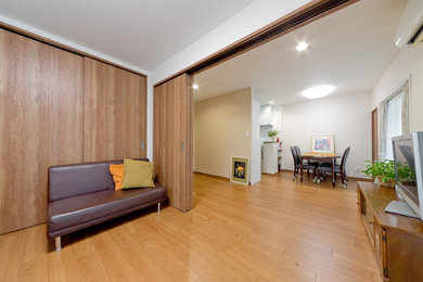 Example of a minimalist living room design in Kobe