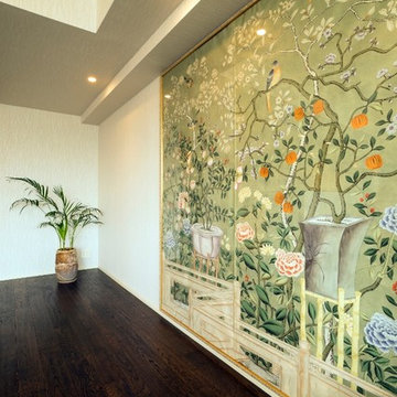 鳥や植物が美しいハンドメイドの壁紙と紗綾形文様の扉で彩られたシノワズリーの空間