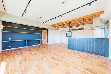 Großes, Offenes Industrial Wohnzimmer ohne Kamin mit weißer Wandfarbe und hellem Holzboden in Tokio