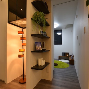 Idée de décoration pour une cave à vin minimaliste avec un sol en contreplaqué et un sol gris.