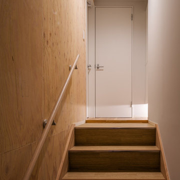 階段：ラーチ合板と白の壁：リノベーション：東京都北区