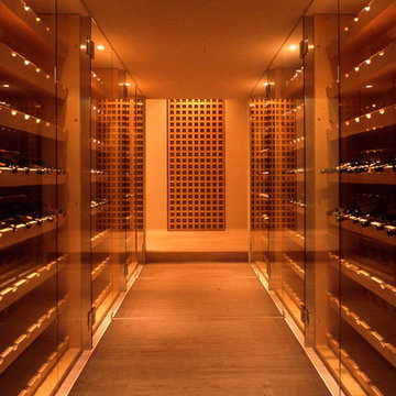 玄関を進むとワインセラーを抜けて地上階へ。　Entrance leading past wine cellar and up to the floors abo