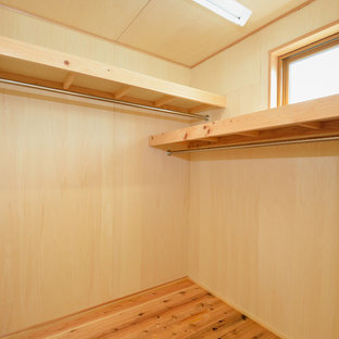 Foto de armario vestidor asiático, pequeño, con suelo de madera clara