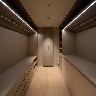 Ejemplo de armario vestidor de estilo zen, pequeño, con puertas de armario beige