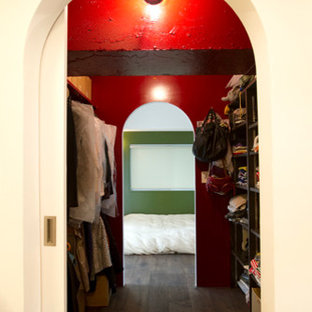 Ejemplo de armario vestidor de mujer, de estilo zen, de tamaño medio, con armarios abiertos, puertas de armario de madera en tonos medios y suelo de madera oscura