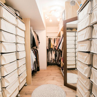 Ejemplo de armario vestidor unisex y papel pintado, de estilo zen, con suelo de madera oscura y papel pintado