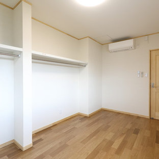 Idee per grandi armadi e cabine armadio etnici con pavimento in compensato e pavimento beige