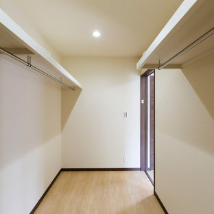 Foto de armario vestidor de mujer, asiático, con suelo de contrachapado y suelo beige