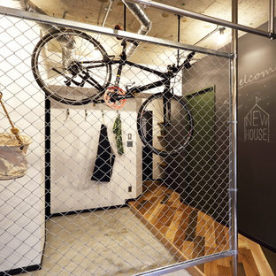 Foto di piccoli armadi e cabine armadio unisex industriali con pavimento in legno massello medio