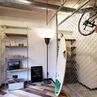 Ispirazione per armadi e cabine armadio unisex industriali di medie dimensioni con pavimento in legno massello medio