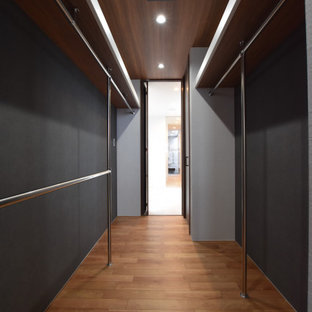 Idee per armadi e cabine armadio minimalisti con pavimento in compensato, pavimento marrone e soffitto in carta da parati