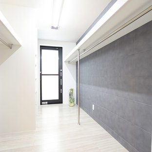 Idéer för funkis walk-in-closets för könsneutrala, med plywoodgolv och vitt golv