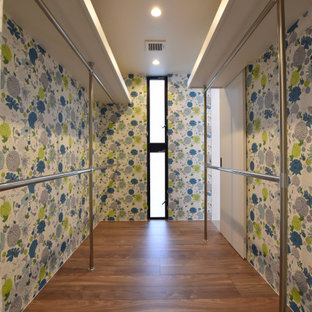 Idee per armadi e cabine armadio minimalisti con pavimento in compensato, pavimento marrone e soffitto in carta da parati
