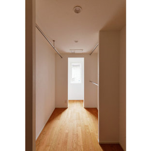 Foto på ett funkis walk-in-closet, med plywoodgolv