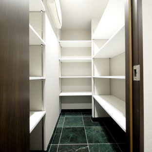 Foto de armario vestidor minimalista con suelo de baldosas de cerámica y suelo verde