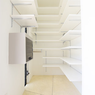 Immagine di un armadio o armadio a muro unisex minimalista con pavimento in cemento e pavimento giallo