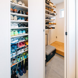 Imagen de armario vestidor unisex, nórdico, con suelo de cemento y suelo gris