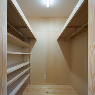 Foto de armario y vestidor asiático de tamaño medio