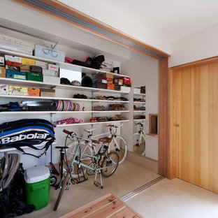 Idee per armadi e cabine armadio minimal con pavimento in cemento