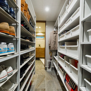 Inspiration för mellanstora moderna walk-in-closets för könsneutrala, med öppna hyllor, vita skåp, mellanmörkt trägolv och brunt golv