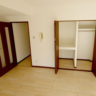 Ejemplo de armario y vestidor nórdico con puertas de armario de madera en tonos medios, suelo de madera clara y suelo beige