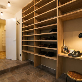 Idee per una piccola cabina armadio unisex industriale con pavimento in legno massello medio e pavimento beige